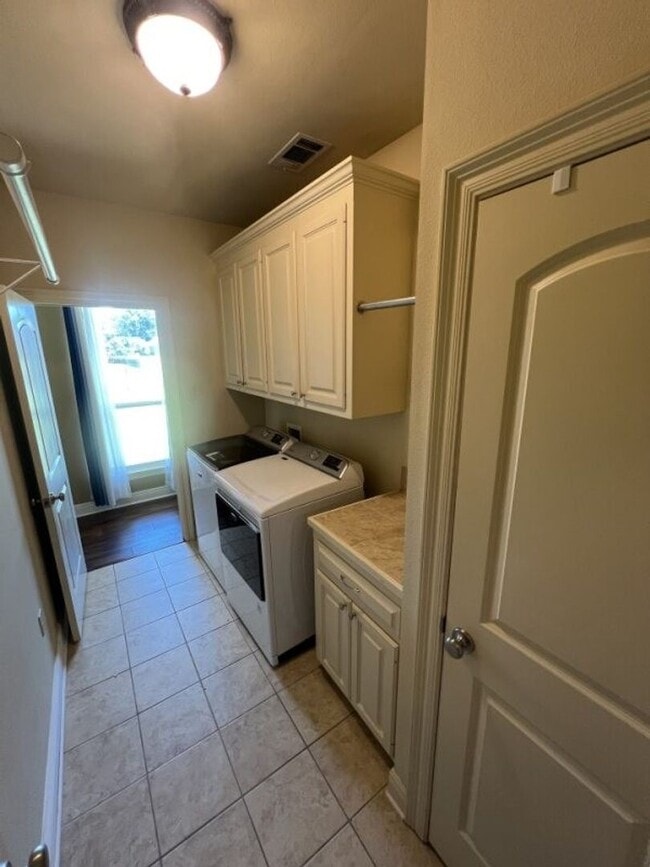 Building Photo - Must See!  Beautiful 4 bd, 3 ba home in co...