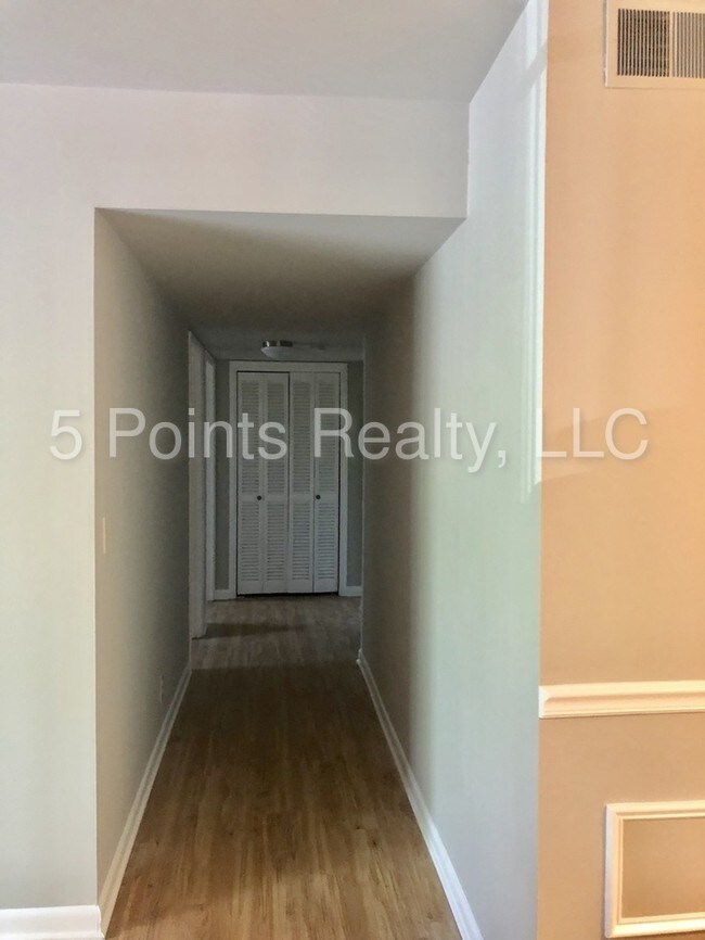 Building Photo - 420 Walton Ln