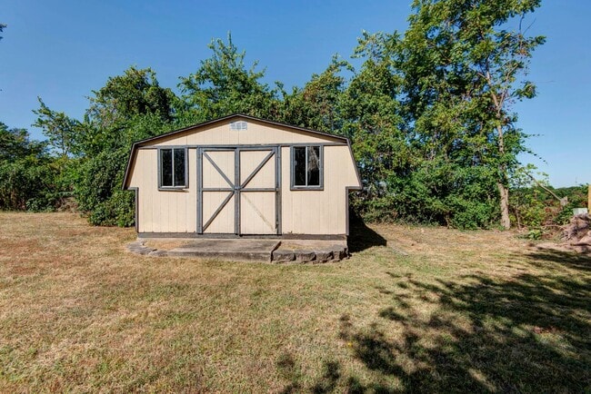 Building Photo - 3839 N Stewart Ave