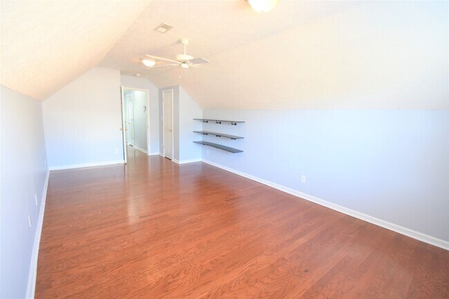Building Photo - 3 Bedroom 2 Bath with Bonus Rooom