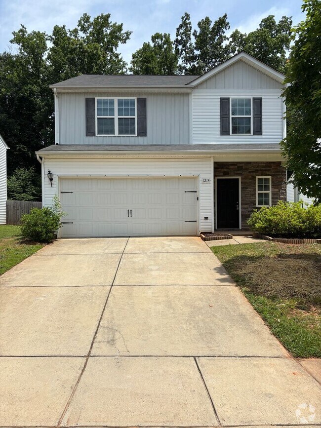 Building Photo - Four Bedroom Home In Mineral Springs/Unive...