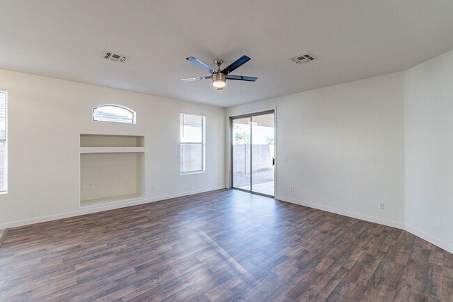 Building Photo - Move right in to your dream home!