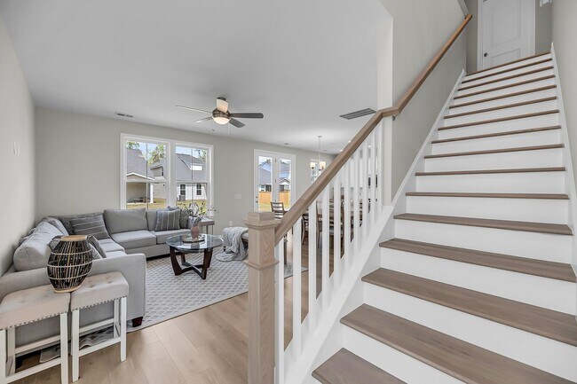 Building Photo - Beautiful 3 bedroom 2.5 bathroom two story home available in North Charleston!