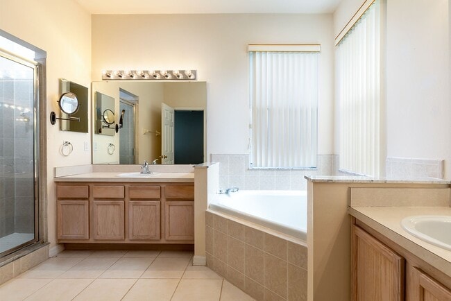 Building Photo - PRISTINE 3/2 one story home in Errol Estates!