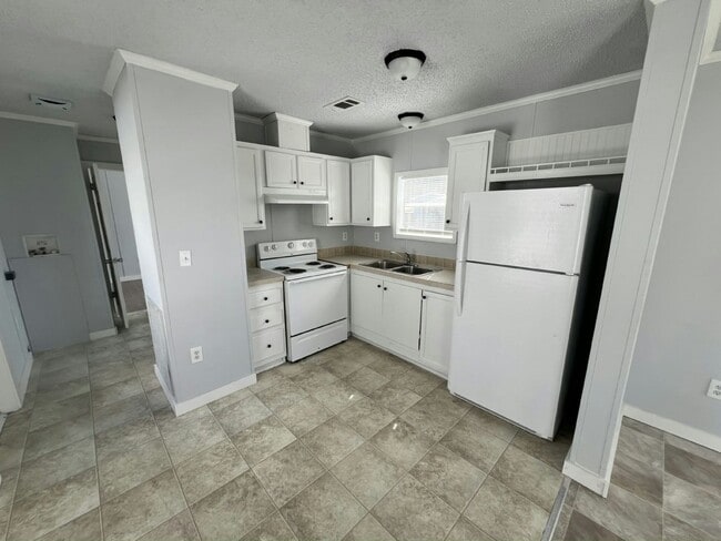 Building Photo - 2218 Chicago Cubs St