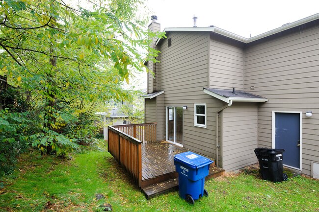 Building Photo - 8bed, 4 BA House, Close to University Village!!