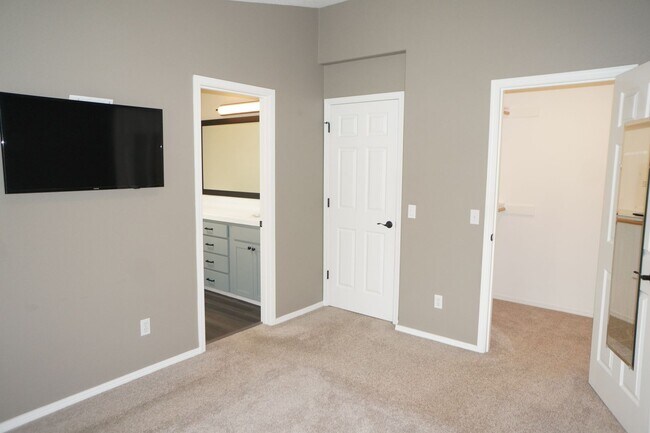 Building Photo - Spectacular NW Portland 3 bedroom Townhouse