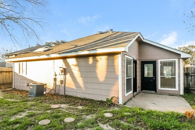 Building Photo - 19523 Lake Hollow Ln