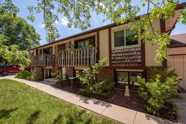 Building Photo - 6011 Queens Dr