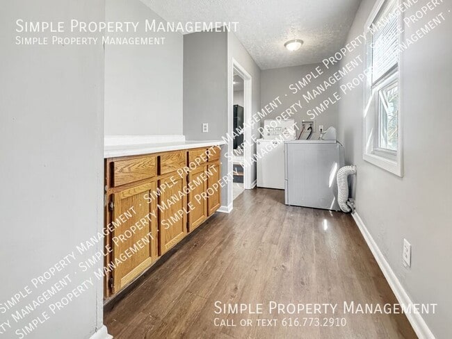 Building Photo - 156 Carrier St NE