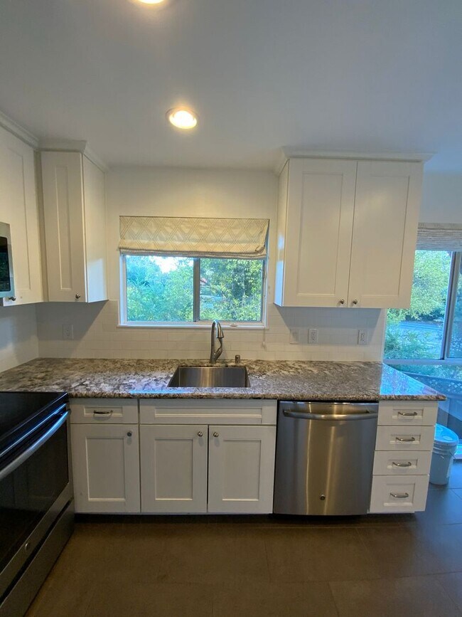 Building Photo - Elegant Remodeled 3BR Condominium in Sharon Heights