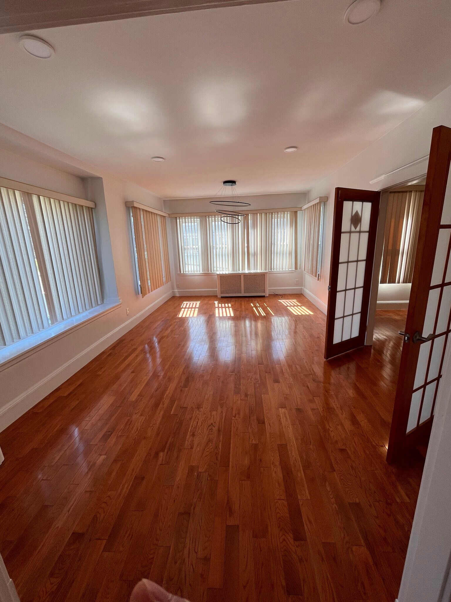 Building Photo - 121 Shore Dr