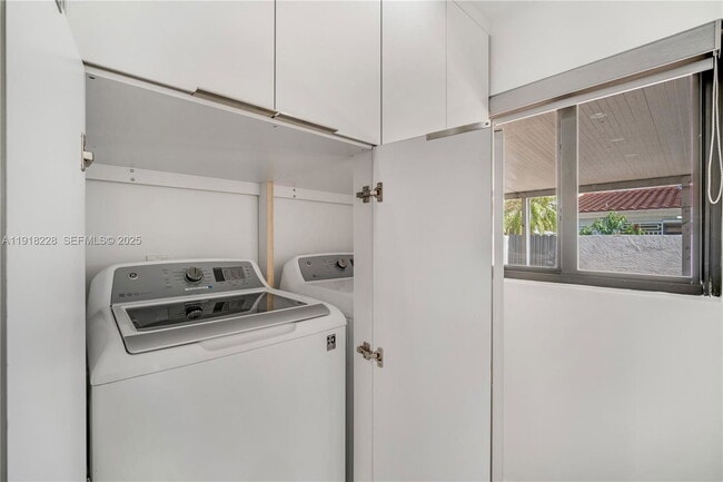 Building Photo - 9451 SW 6th Ln