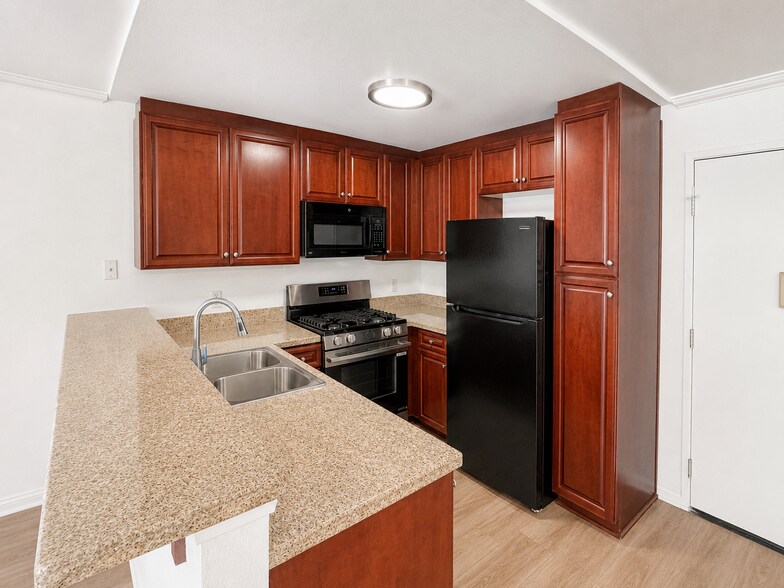 Building Photo - 5525 Canoga Ave