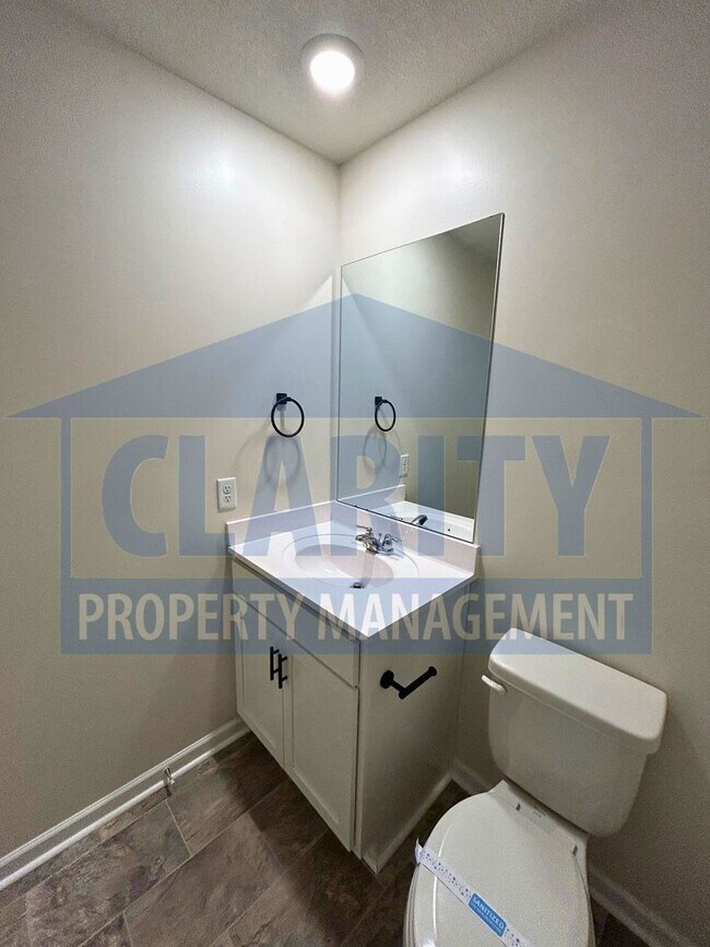 Building Photo - Beautiful 3 bedroom home in North Cleveland neighborhood!