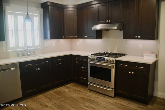 Building Photo - 303 Deerfoot Ln