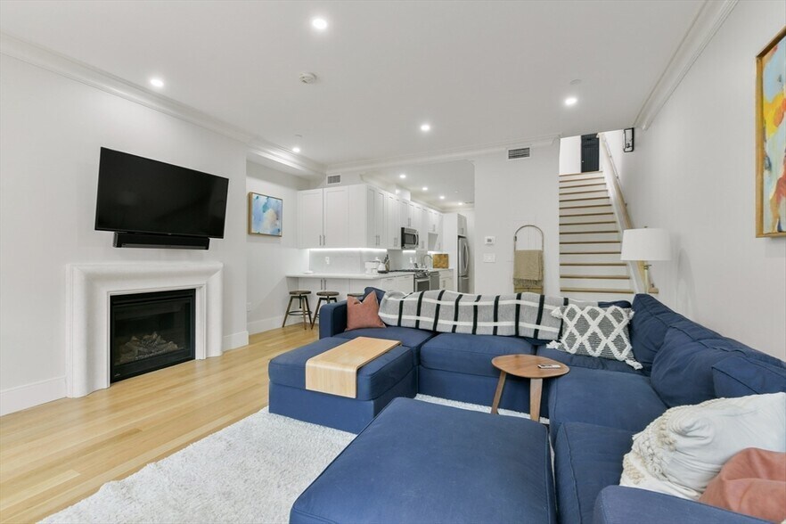 Building Photo - 70 Clarendon St