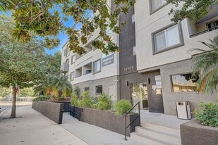 Building Photo - 14900 Moorpark Street