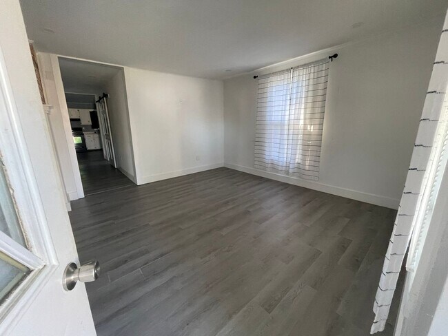 Building Photo - 3 Bed 2 Bath Home For Rent
