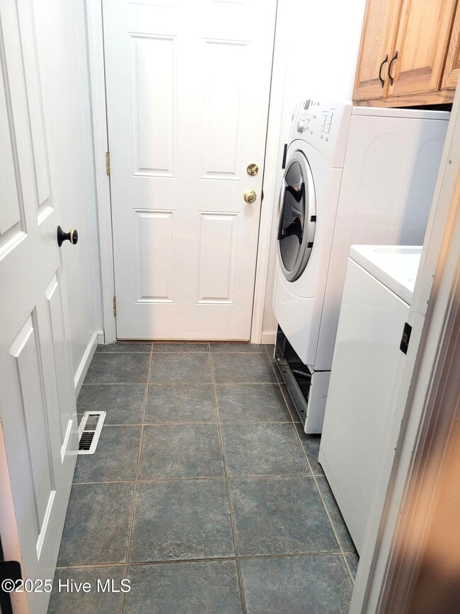 Building Photo - 316 Stornoway Dr