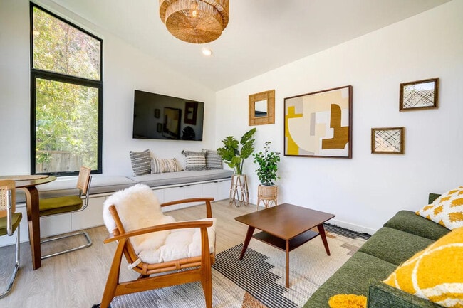 Building Photo - 510 Iris St