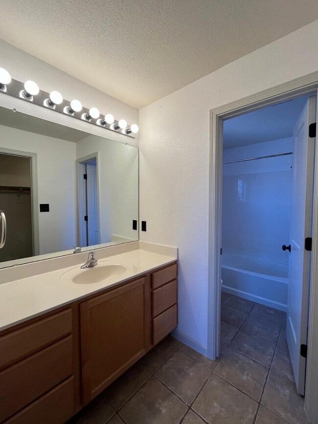 Building Photo - 5728 Valle Alegre Pl NW