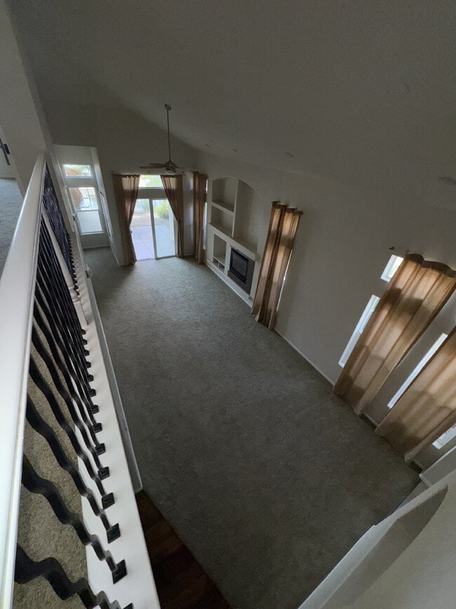 Building Photo - FIRST MONTH FREE RENT Luxurious 4-Bed, 4-B...