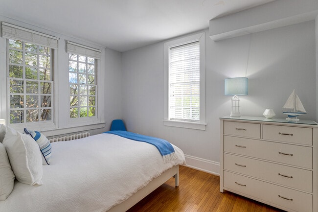 Building Photo - 302 Rucker Pl