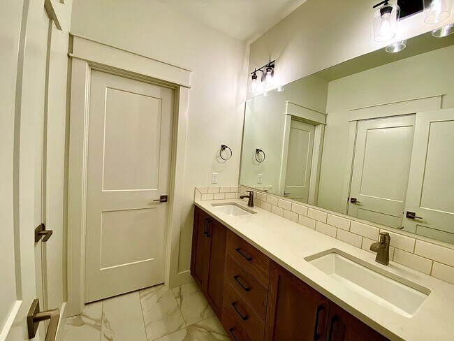 Building Photo - Beautiful Custom 6 Bedroom (2 Primary Bedr...