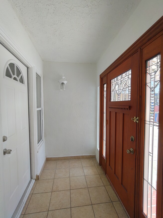 Building Photo - 627 E Woodbury Rd