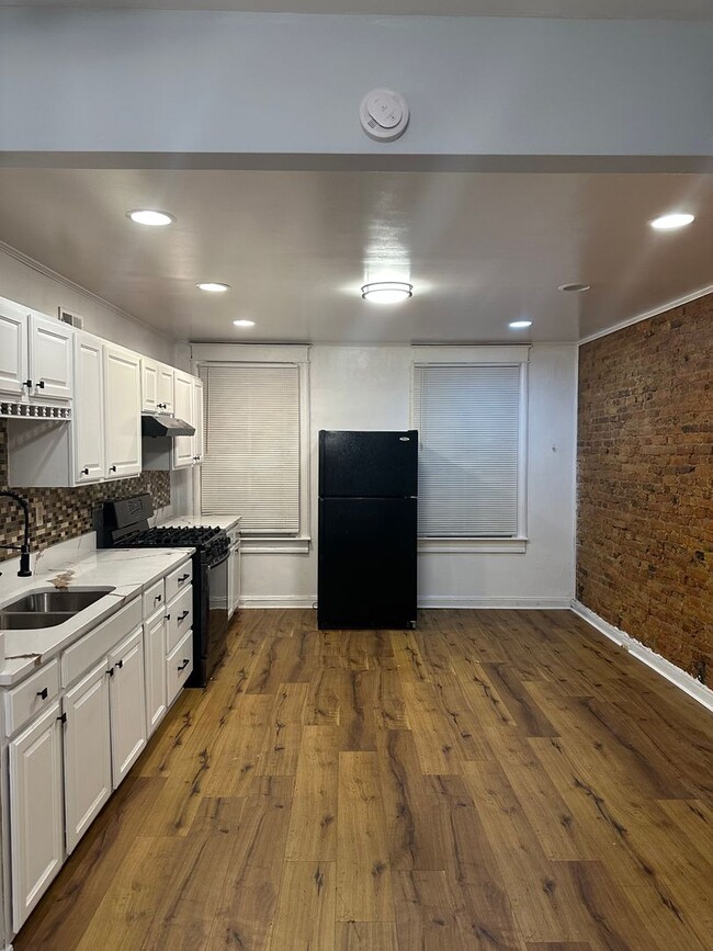 Building Photo - Spacious Rooms! Finished Basement! W/D Hook-Up!! Available Now!