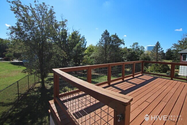 Building Photo - Bright and Spacious Home with a Fantastic Layout and Outdoor Space