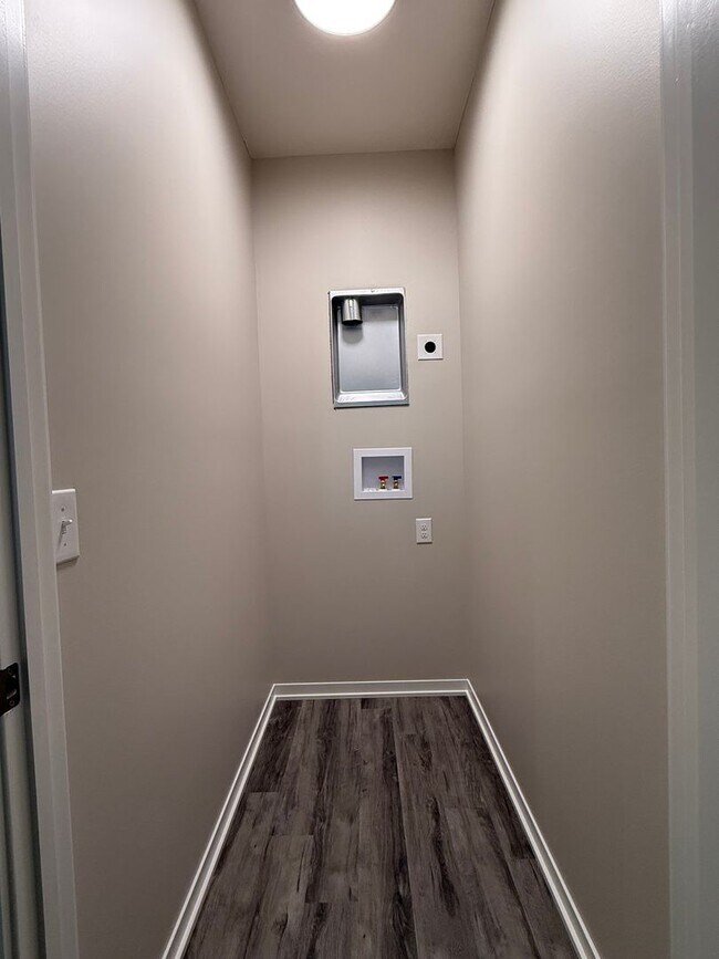 Building Photo - Ranch townhome with 2 stall garage. Spacious 2 bedrooms with walk in closets, 2.5 bathroom, 1st f...