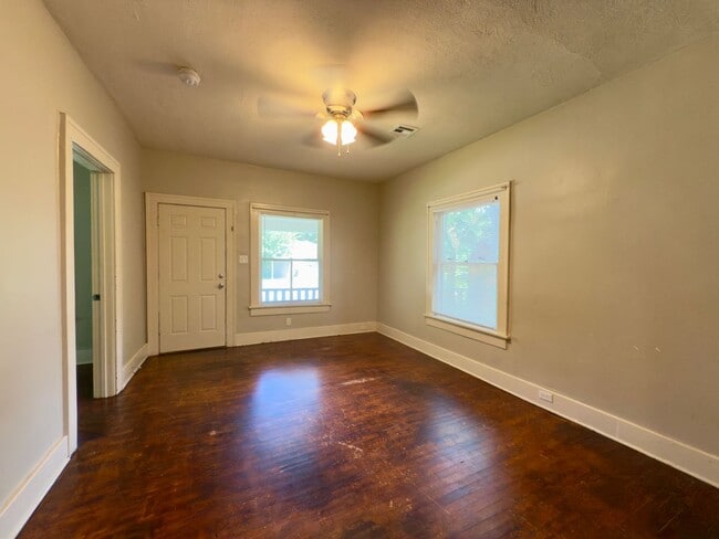 Building Photo - 2 Bedroom 1 Bathroom Bungalow