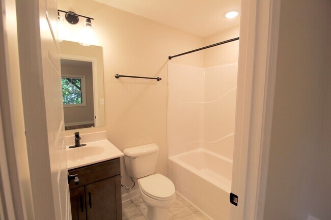 Building Photo - 3 level town home in popular Congers Creek...