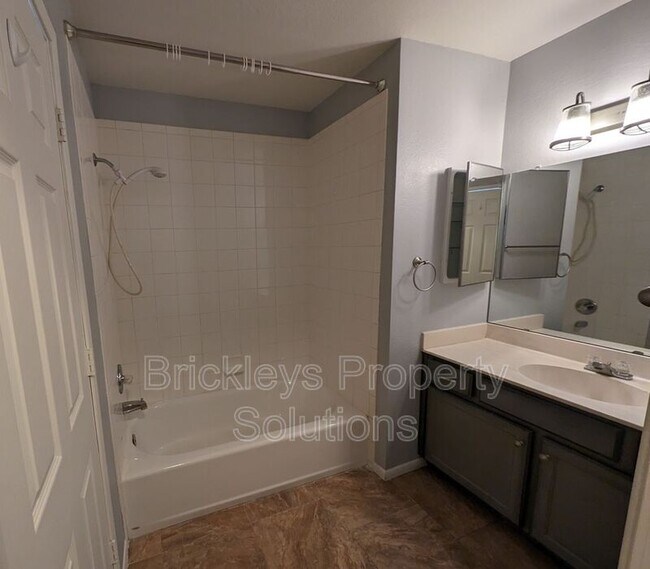 Building Photo - 2955 N Oregon St