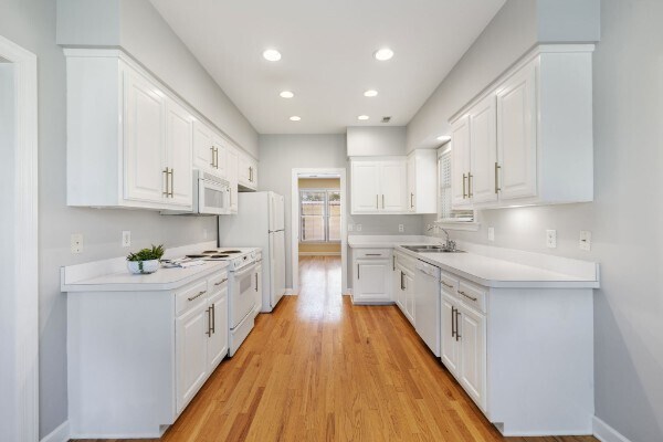 Kitchen and entrance to den - 4207 Kirtland Rd
