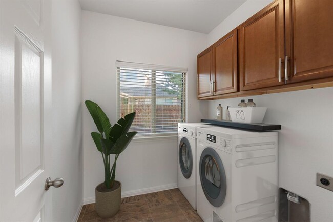 Building Photo - 116 Silkstone St