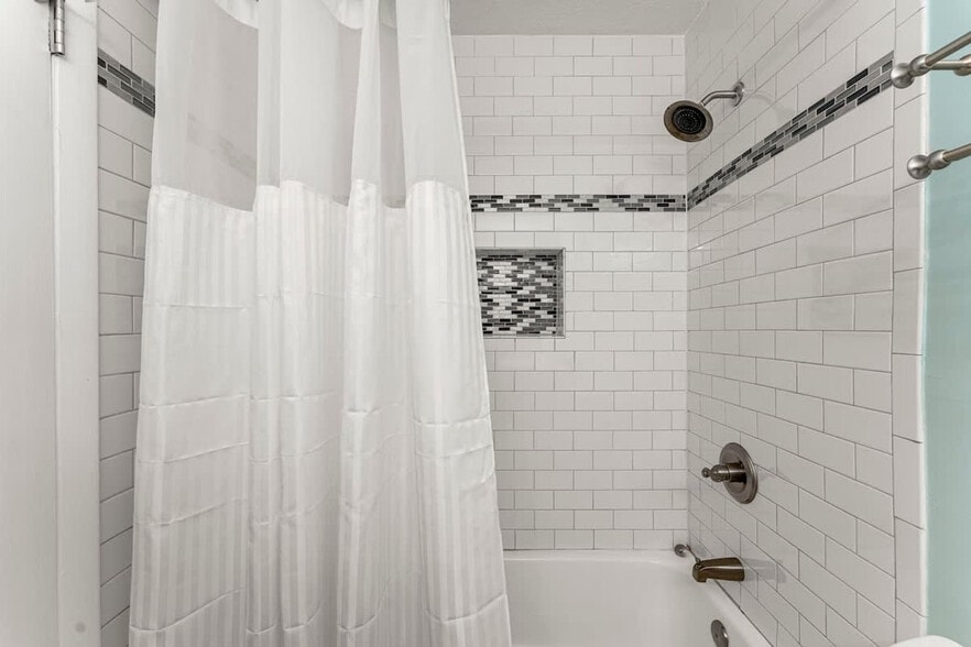 Building Photo - 8743 Thomas Dr