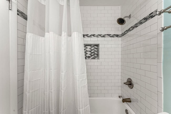 Building Photo - 8743 Thomas Dr