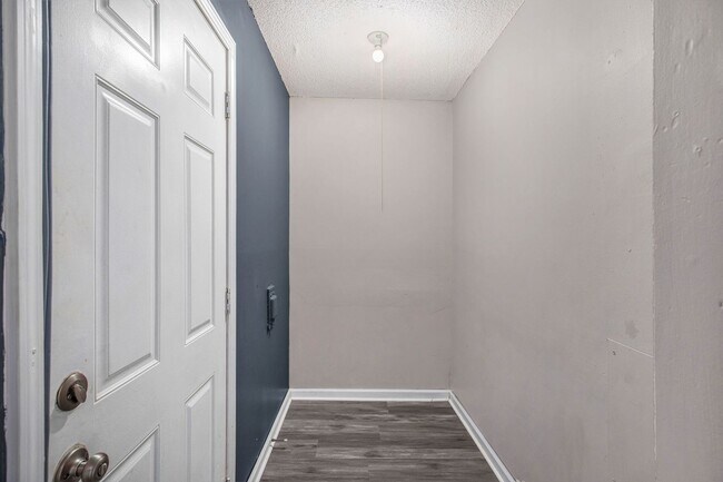 Building Photo - Beautiful 2BR/1BA Duplex in Independence!