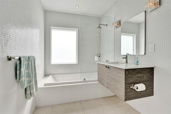 Building Photo - 2514 Yacht Club Blvd