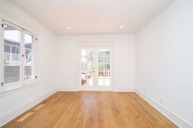 Building Photo - 5049 Mt Royal Dr