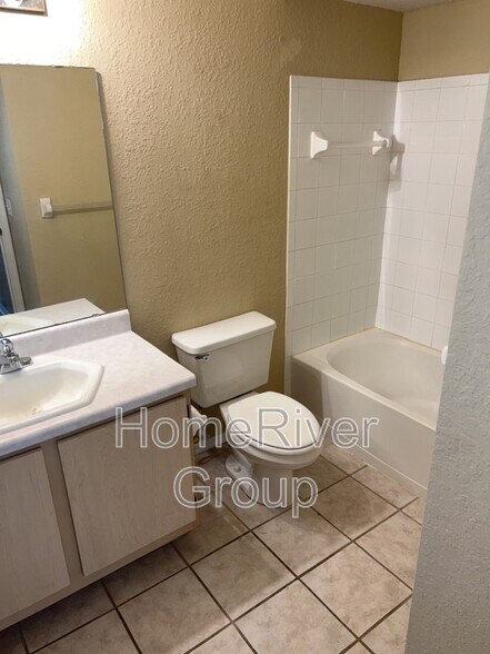 Building Photo - 13929 Fairway Island Dr