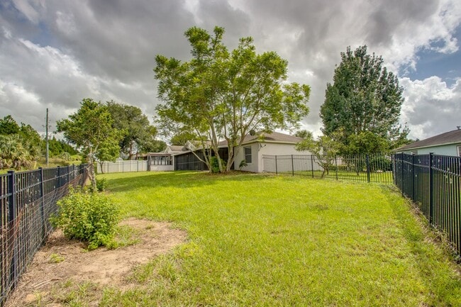 Building Photo - Clermont 3 Bed 2 Bath w/ Community Pool an...