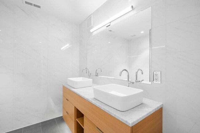 Building Photo - Modern 3BD, 4BA LoHi Townhome with Large Balcony and 2-Car Garage