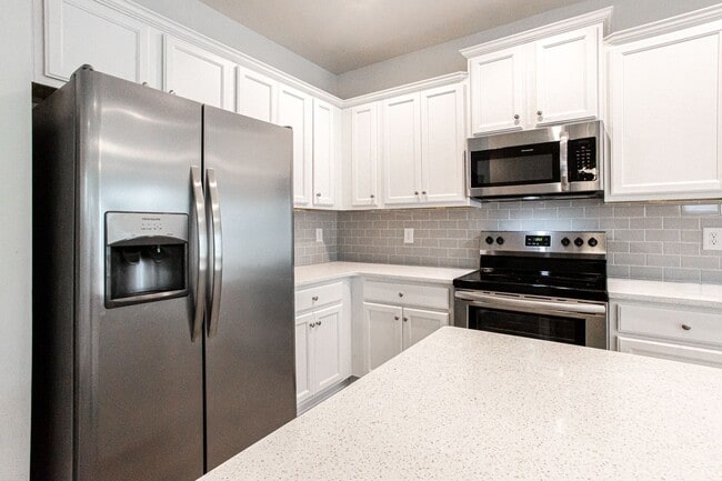 Building Photo - 715 W Vincent Dr