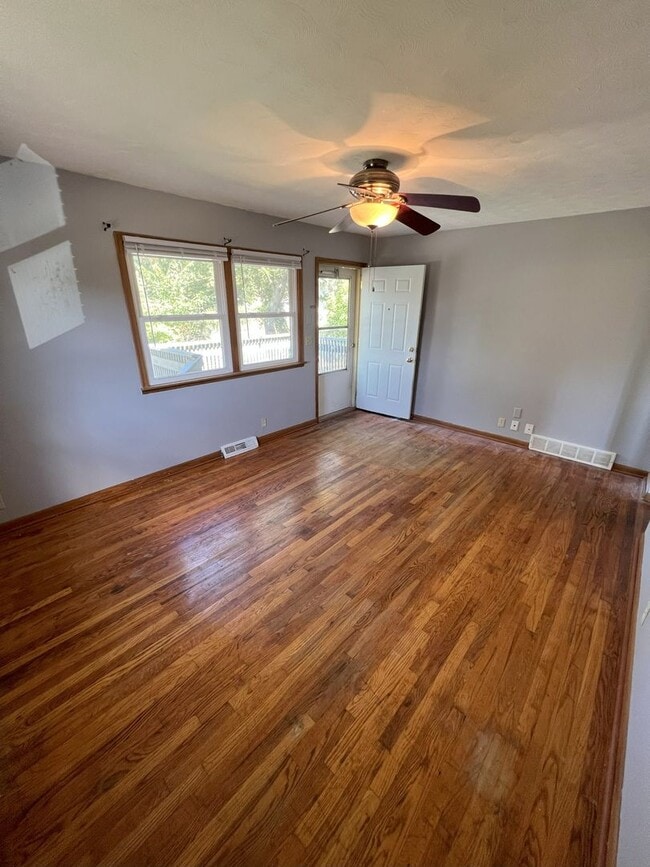 Building Photo - Bright & Spacious 3-Bedroom Home on Large ...