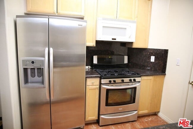 Building Photo - 4830 Elmwood Ave