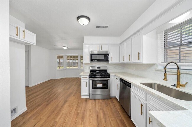 Building Photo - 12711 Shady Knoll Ln